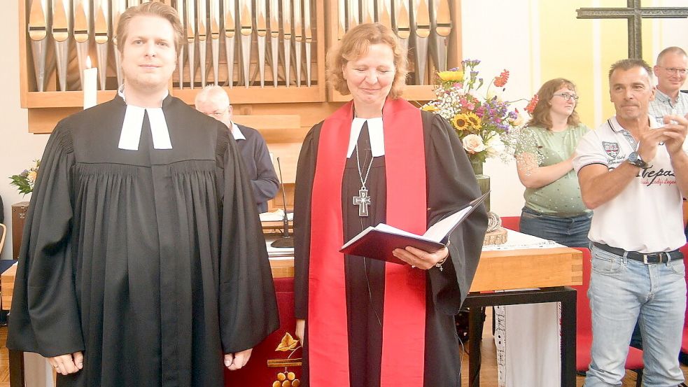Regionalbischöfin Sabine Schiermeyer ordinierte Tom Betten in der Evangelisch-lutherischen Christuskirche in Spetzerfehn zum Pastor. Foto: Gerd-Arnold Ubben