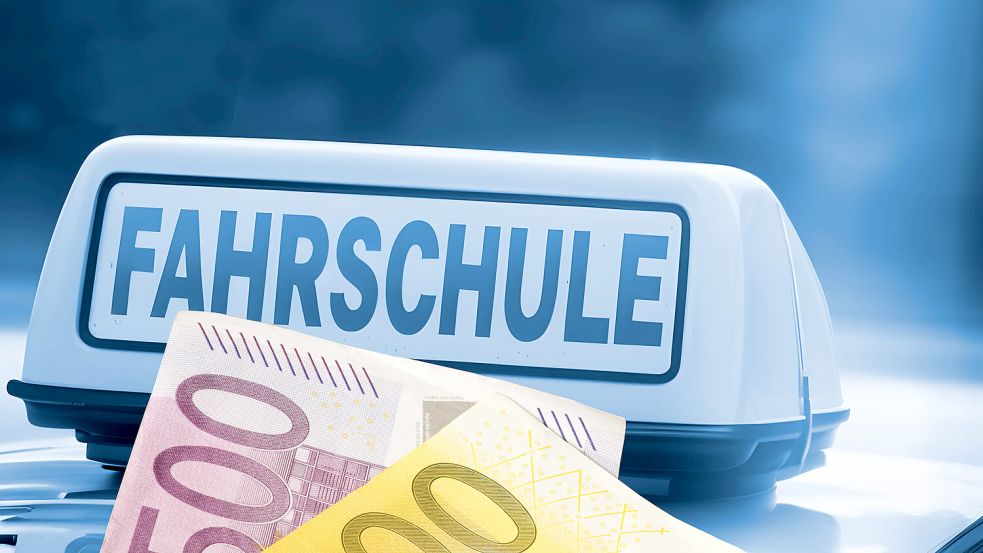 Zwischen 4.000 und 5.000 Euro kostet derzeit ein Führerschein. Die Gründe für die Kostenexplosion sind vielfältig. Foto: IMAGO / Shotshop