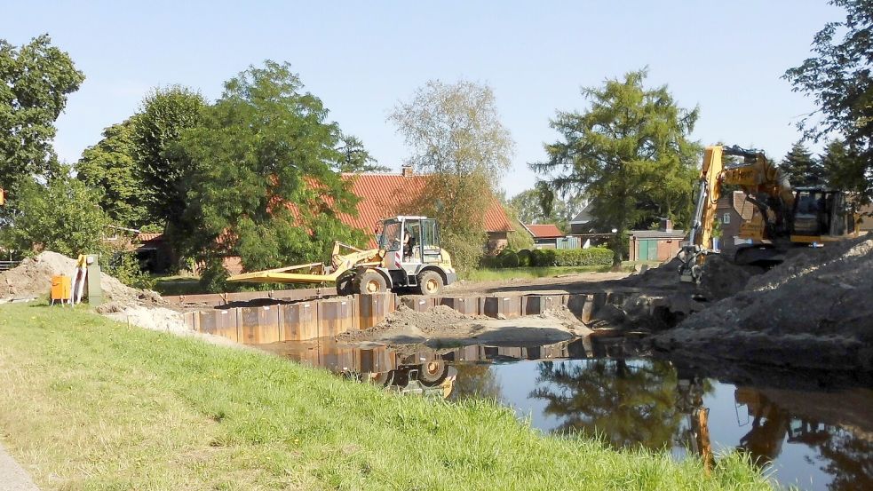 Eine Großbaustelle ist derzeit, der Einmündungsbereich des Spetzerfehn-Voßbarg-Kanals in die Süderwieke. Brücke und Stauwehr werden komplett neu gebaut. Foto: Hinrich Trauernicht