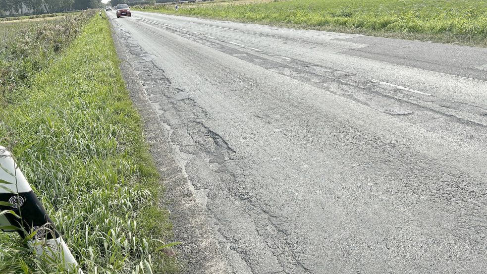 So sieht die L 4 auf dem Abschnitt zwischen dem Abzweig Wirdum und der Störtebekerstraße inzwischen aus. Foto: Karin Böhmer