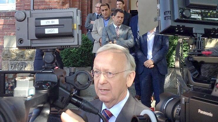 Im Juli 2015 stellte sich Werft-Chef Bernard Meyer den Fragen von Journalisten zum geplanten Umzug seines Konzerns nach Luxemburg. Foto: Dirk Fisser