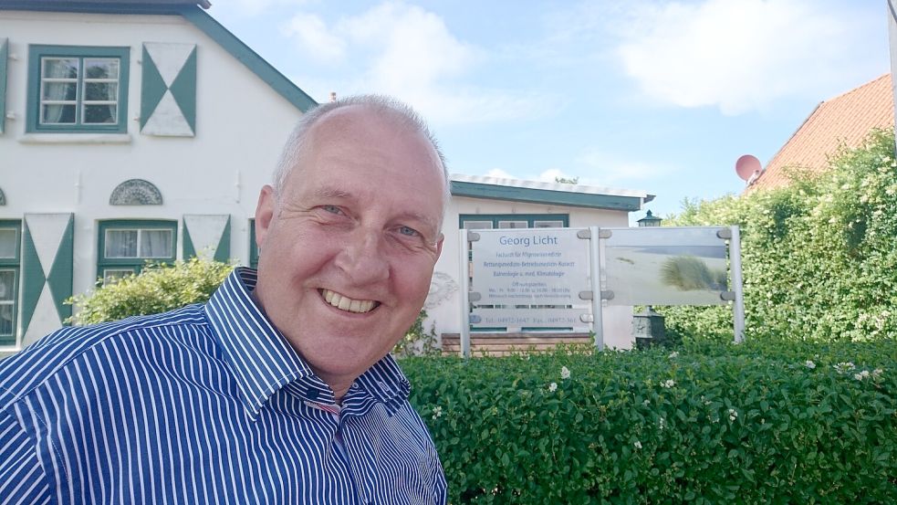 Nachfolger gesucht: Georg Licht wird seine Praxis auf Langeoog zum 30. September 2024 schließen. Was dann mit seinen Patienten und den Praxisräumen geschieht, ist derzeit offen. Foto: privat