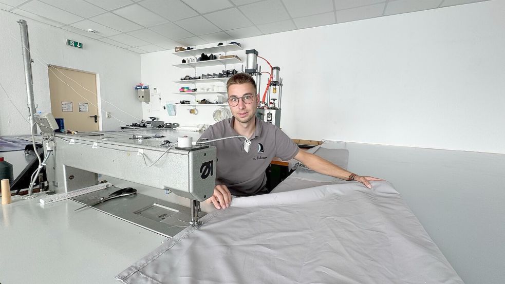 Jannik Pollmann in seiner neuen Werkstatt in Victorbur. Foto: Holger Janssen