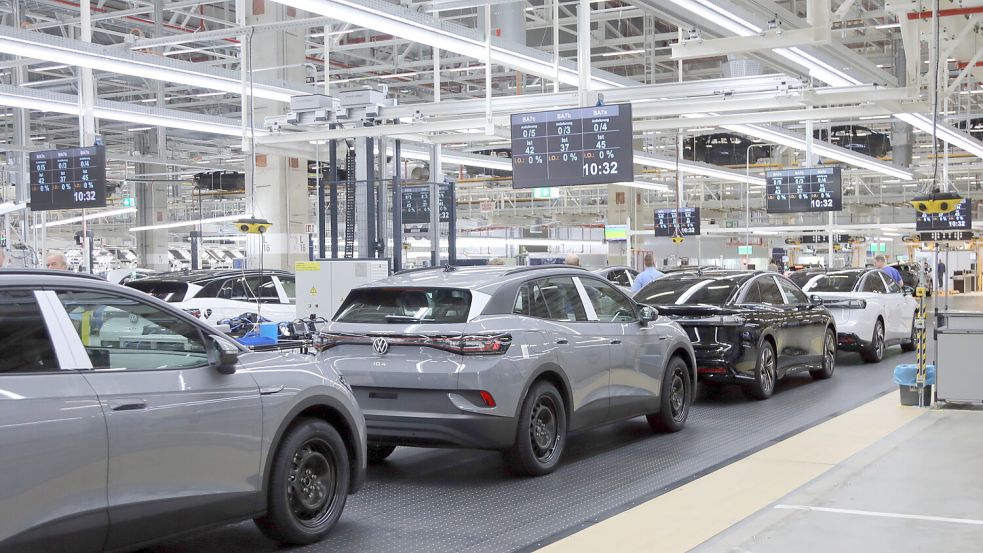 Im Emder VW-Werk werden fast nur noch Elektroautos der Modelle ID 4 und ID 7 gebaut. Foto: Romuald Banik