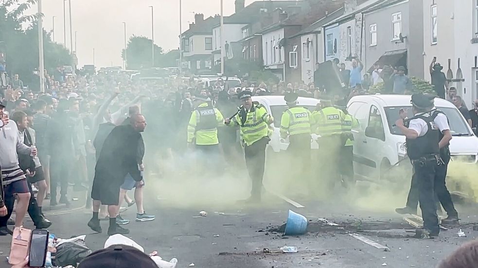 In England herrscht Notstand, denn die Gefängnisse, sind nach rechtsextremen Ausschreitungen überfüllt. Jetzt sollen Angeklagte so lange in Polizeigewahrsam bleiben können, bis ein Platz frei wird. Foto: dpa/Richard Mccarthy