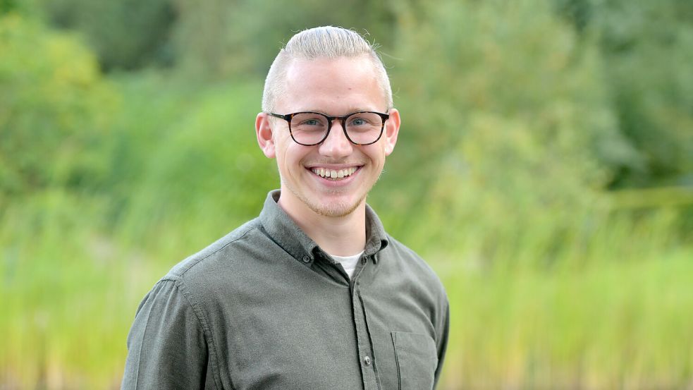 Der 26-jährige Timo Schäfer aus Aurich ist beruflich in Wiesmoor und hat sich in die Blütenstadt verliebt – jetzt möchte der erste Blütenkönig werden. Foto: Ortgies
