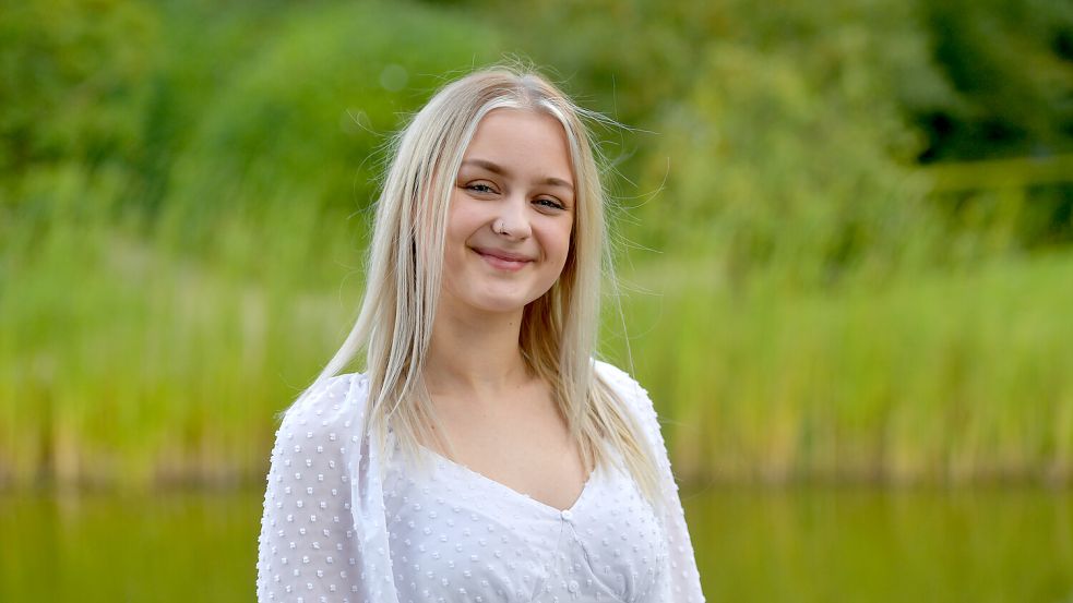 20-jährige Joey Melina Folkerts aus Großefehn wurde von ihrer Freundin angemeldet. Nach dem ersten Schreck freut sie sich auf die Wahl. Foto: Ortgies