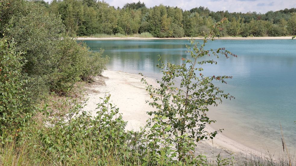 Im Kiessee im Berumerfehner Moor ist das Baden verboten. Darum gibt es immer wieder Streit. Foto: Karin Böhmer