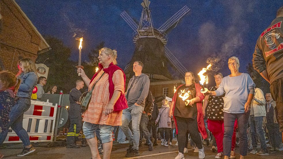 Einer der vier Fackelzüge an der Mühle. Foto: Folkert Bents
