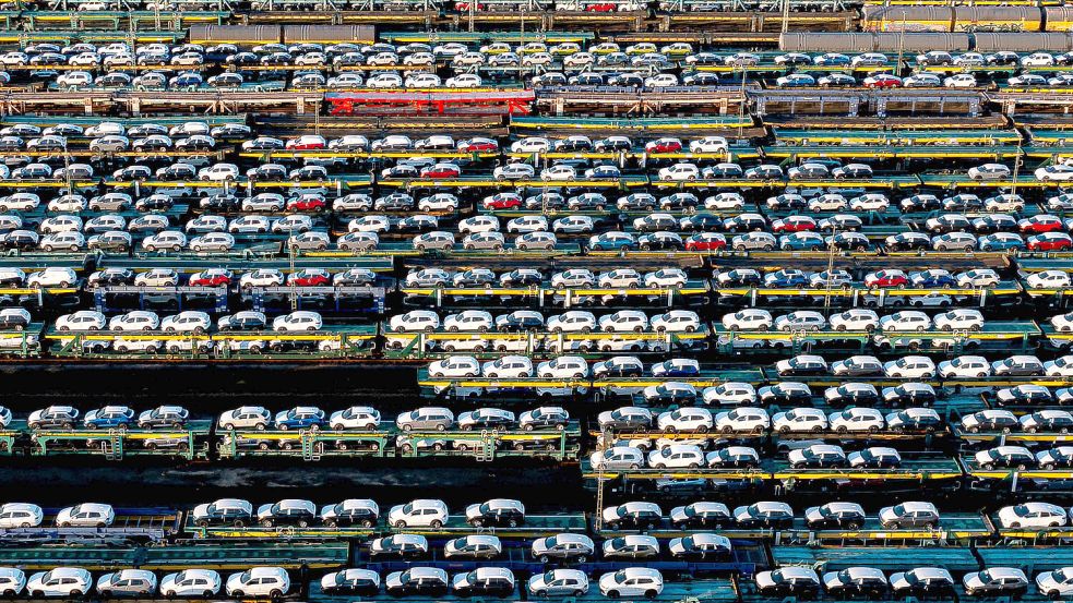 Neuwagen auf dem Weg in die Autohäuser: Zurzeit haben die Autobauer mit schwachen Absatzzahlen und hohen Kosten zu kämpfen. Foto: dpa/Sina Schuldt