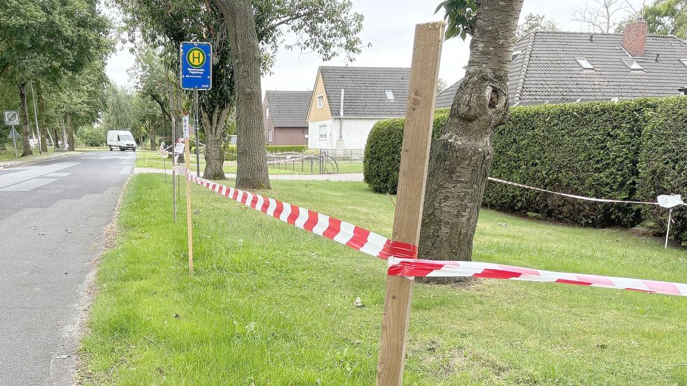 Überall sind sie schon in Simonswolde zu sehen: Die typischen Flatterbänder, die die Stände reservieren. Foto: Christin Wetzel