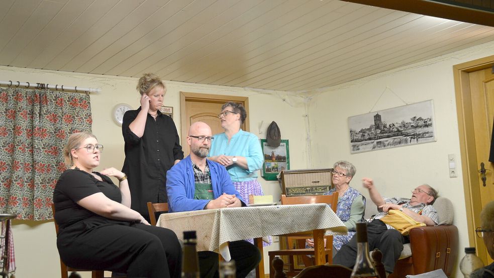 Die Gruppe „Um Dreih“ des Heimatvereins Schottjer Dreesche sucht gerade das neue Stück aus. Foto: Gerd-D. Gauger