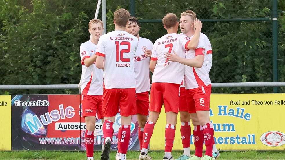 Siebenmal durften die Fehntjer Spieler jubeln. Kapitän Ralf Aden (rechts) brach den Bann mit einem frühen Tor.Foto: Helmut Vortanz