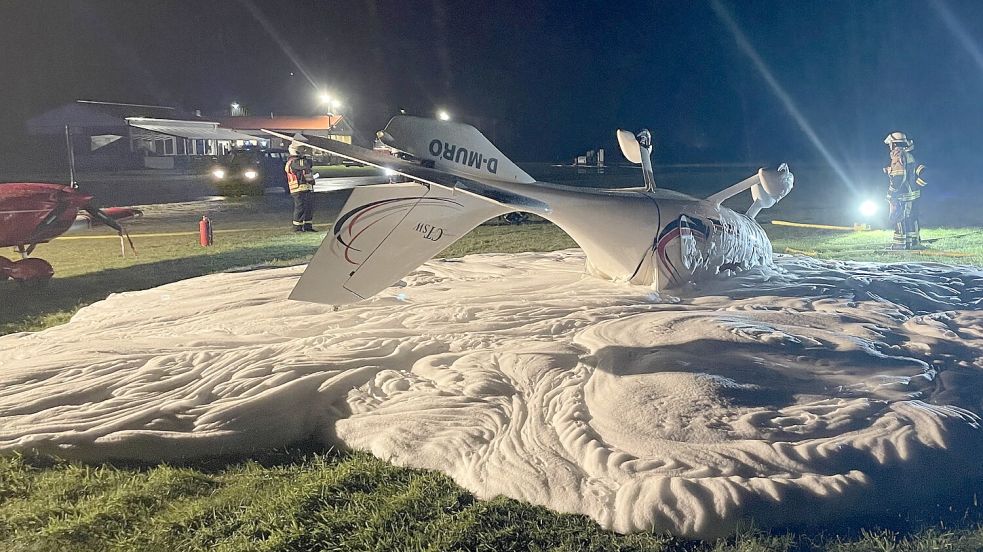 Das Ultraleichtflugzeug landete auf dem Flugplatz Leer auf dem Dach. Foto: Feuerwehr