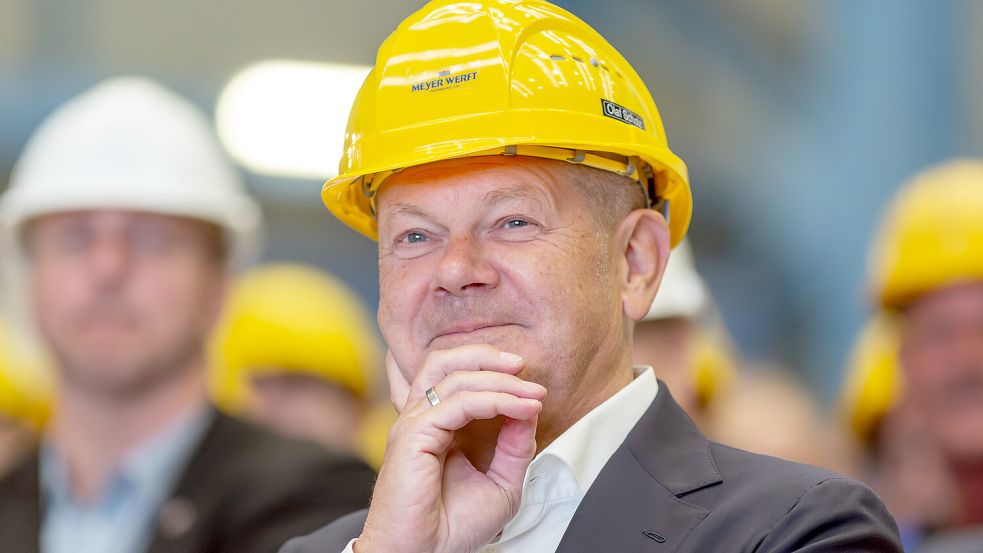 „Party-Hut“: Bundeskanzler Olaf Scholz bekam nach seiner Rede auf der Meyer Werft einen gelben Helm geschenkt, wie ihn auf dem Unternehmensgelände in Papenburg nur die direkt Beschäftigten tragen. Foto: Lars Schröer