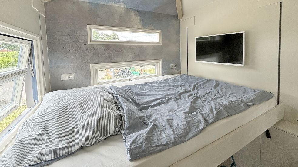 Das Bett lässt sich rauf- und runterfahren. Darunter befindet sich die Sitzecke. Foto: Janßen