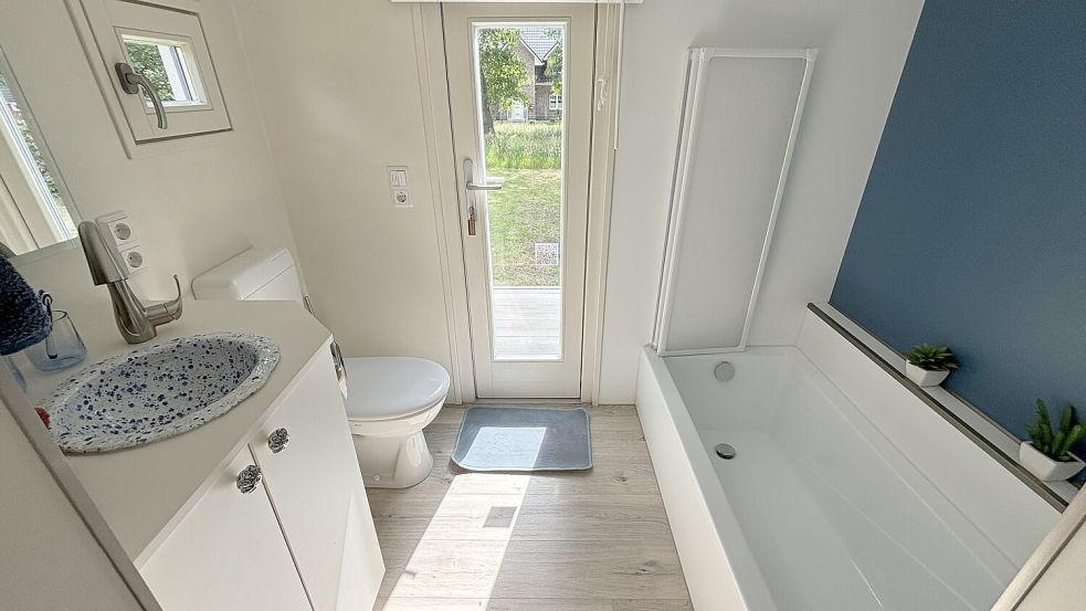 Dusche, Toilette, Waschbecken: Alles drin, im Badezimmer, das neben einem Fenster auch eine weitere Außentür hat. Foto: Janßen