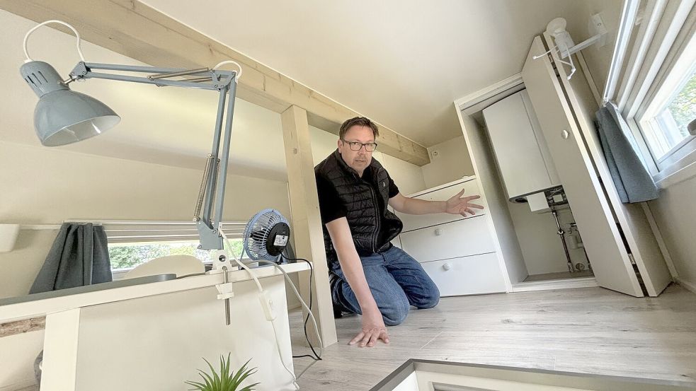 Im "Obergeschoss" zeigt Heiner Stickfort den verborgenen Heizboiler. Foto: Janßen