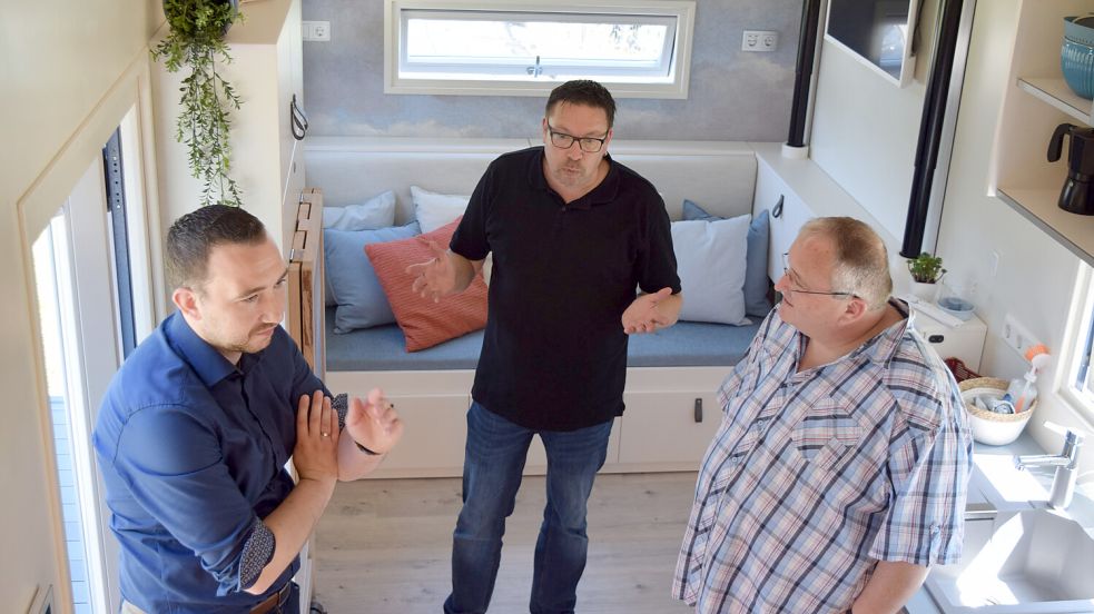 Der SPD-Landtagsabgeordnete Nico Bloem (links) und der SPD-Fraktionschef im Gemeinderat von Westoverledingen, Gerhard Wiechers (rechts), schauten sich kürzlich mit Firmenchef Heiner Stickfort in dem Tiny House um. Foto: privat