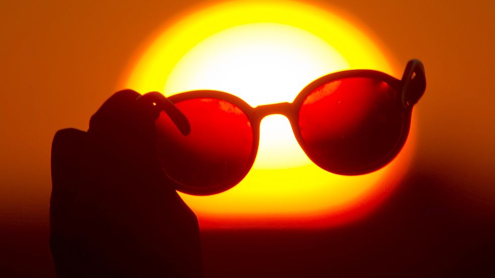 Die Sonnenbrille darf nochmal ausgepackt werden: Die Niedersachsen erwartet die kommenden Tage viel Sonne. Foto: dpa/Julian Stratenschulte
