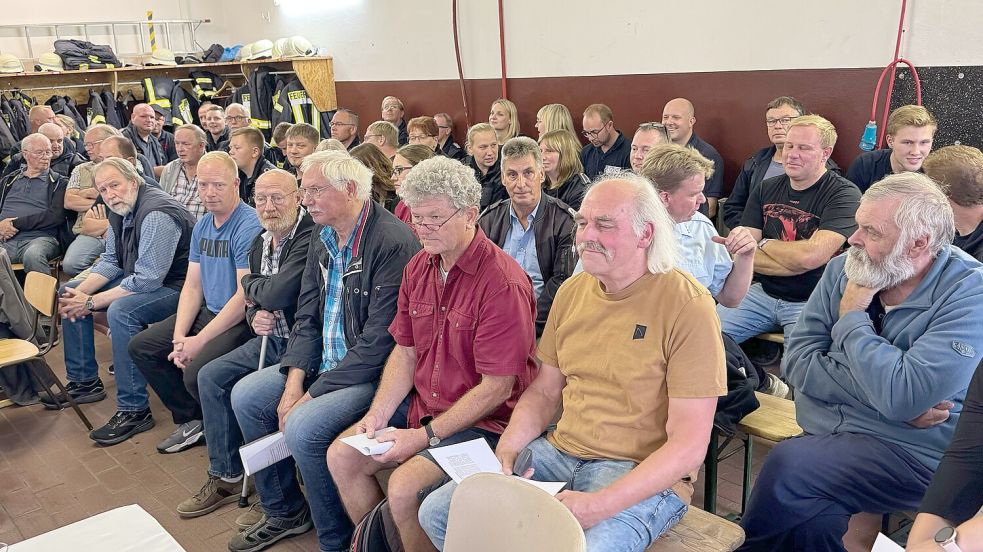 Zahlreiche Zuschauer verfolgten die Sitzung in der Fahrzeughalle des Münkeboer Feuerwehrhauses. Foto: Holger Janssen