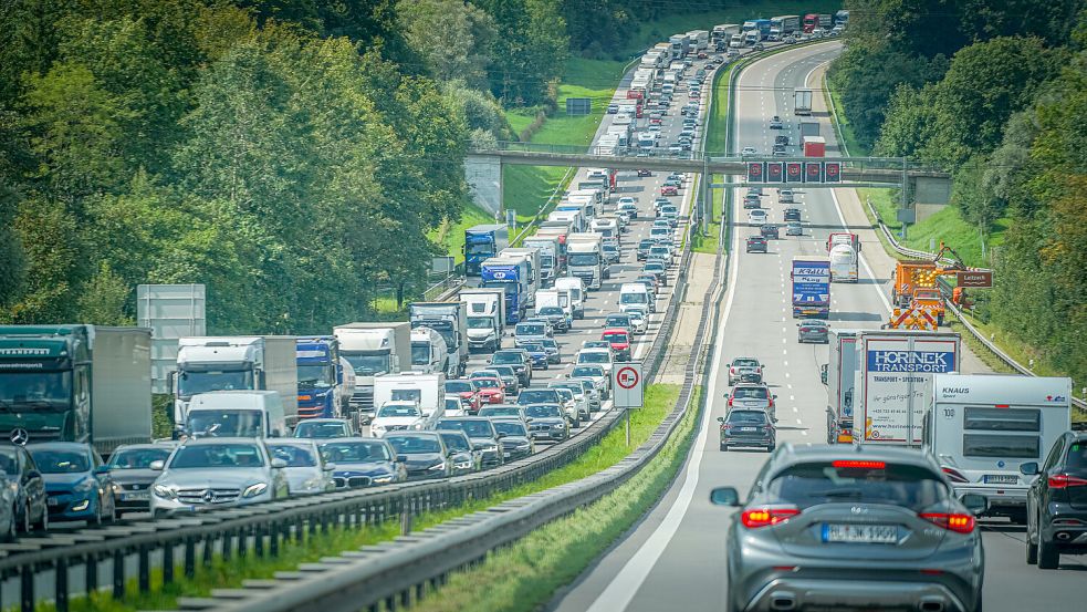 An volle Autobahnen und Staus hat man sich in Deutschland zu Ferienzeiten bereits gewöhnt. Foto: IMAGO/Joeran Steinsiek