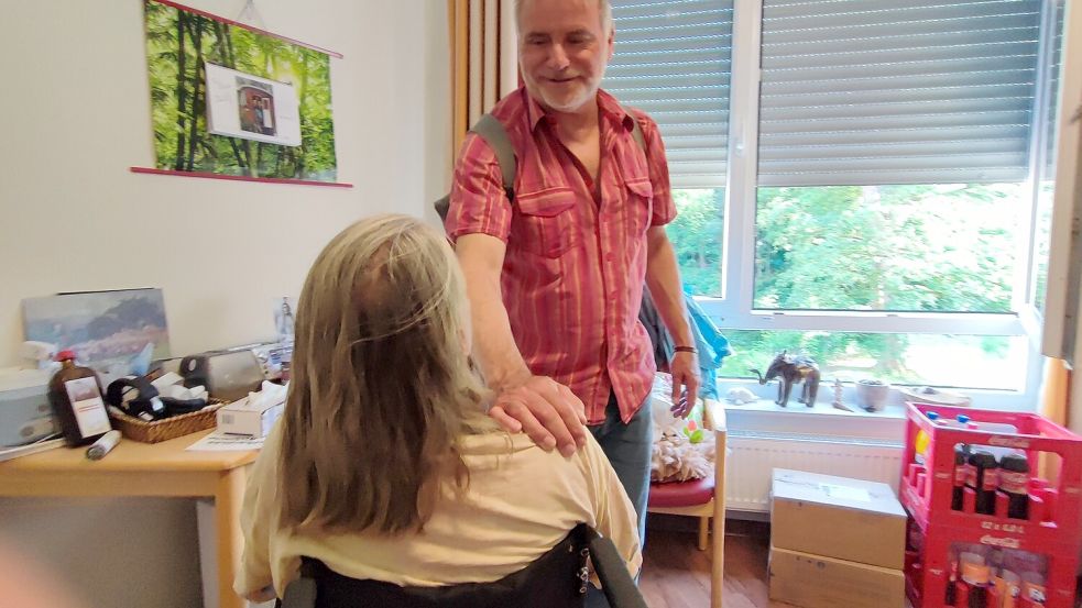 Thorsten Engwer (hinten) und Bernd W. in seinem Zimmer. Foto: Sören Becker
