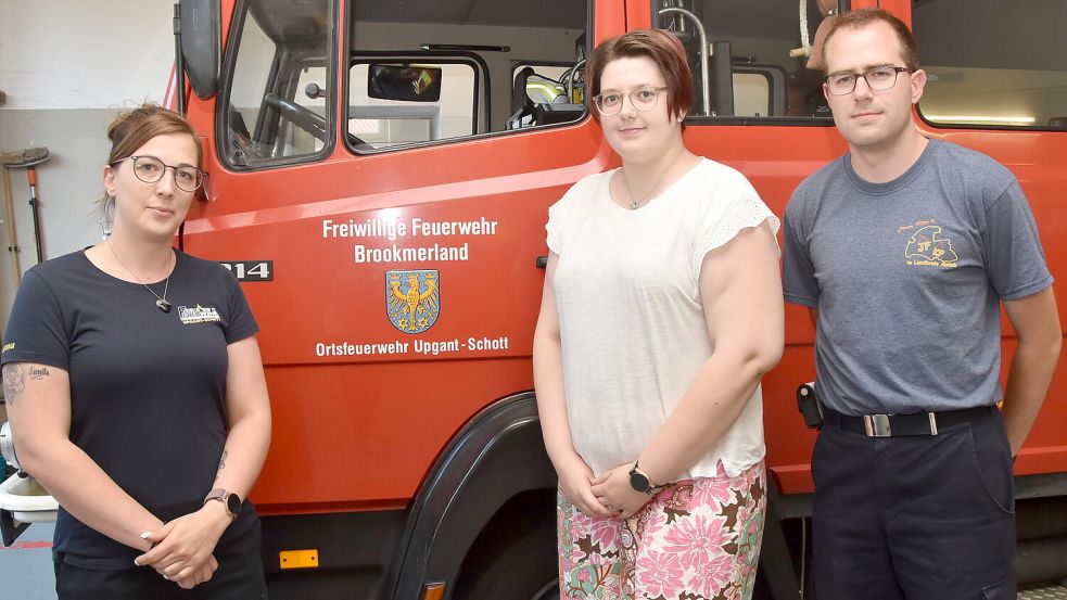 Kinderfeuerwehrwartin Sabrina Juhl (von links), ihre Stellvertreterin Tabea Rühaak und Upgant-Schotts Ortsbrandmeister Stefan Rühaak, der auch Gemeindejugendfeuerwehrwart im Brookmerland ist, freuen sich auf den Start der neuen Kinderfeuerwehr. Foto: Thomas Dirks