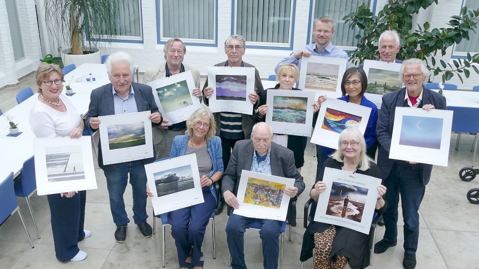 Die Verantwortlichen der Ostfriesischen Landschaft, der Ostfriesischen Landschaftlichen Brandkasse und des Ostfriesischen Landesmuseums freuen sich mit den Kunstschaffenden über den neuen Kalender für 2025. Foto: Werner Jürgens