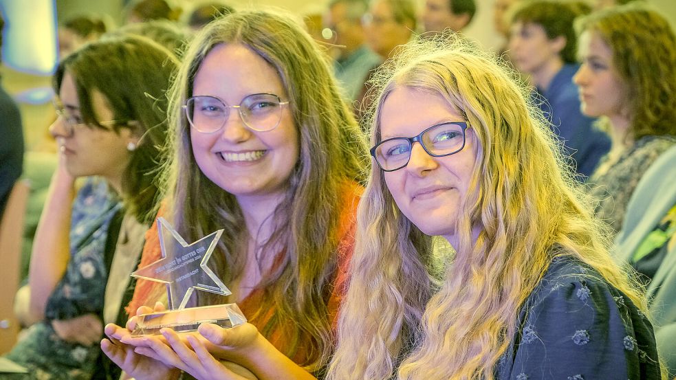 Anneke Pollmann (links) und Hanna Kruse nach der Preisverleihung in Hildesheim. Foto: Jens Schulze