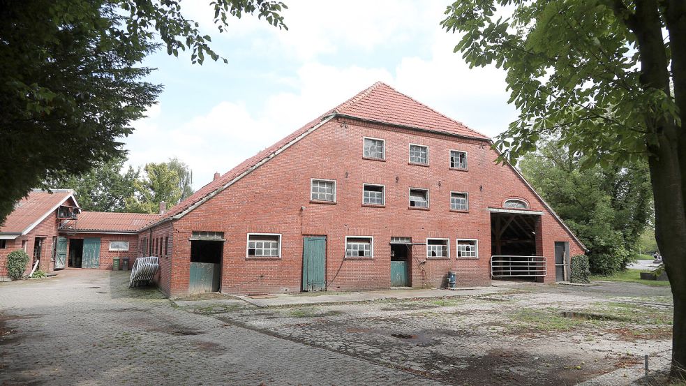 Die Hofstelle „Im Timp“ könnte die Stadt Aurich für 1,2 Millionen als neuen Kita-Standort erwerben. Foto: Romuald Banik