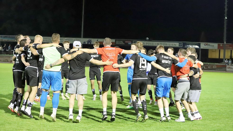 Nach dem Spiel tanzten die Spieler des SV Großefehn den „Mühlenbrock-Shuffle“. Foto: Wilfried Gronewold