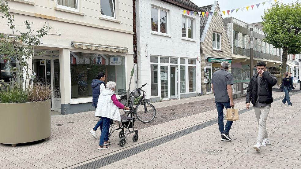 In dem Eckhaus an der Wallstraße war das Haustierbedarfsgeschäft Schecker viele Jahre lang ansässig. Im Sommer hatte die Stadt das Ladenlokal übergangsweise angemietet, um es dem Auricher Puppentheater "Puppets in minutes" zur Verfügung zu stellen.