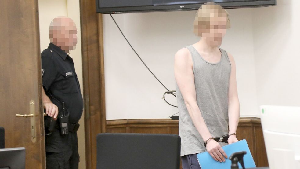 In Handschellen wurde der 38-Jährige am ersten Prozess in den Auricher Schwurgerichtssaal geführt. Foto: Romuald Banik