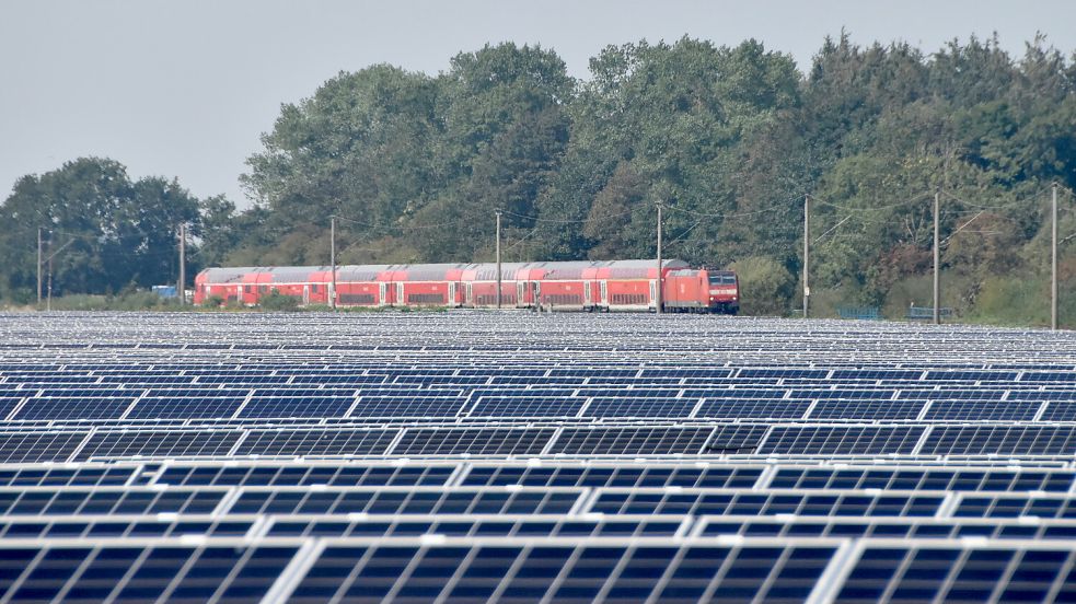 So wie hier in Engerhafe sollen auch in Osteel entlang der Bahnlinie Photovoltaikanlagen errichtet werden. Foto: Thomas Dirks