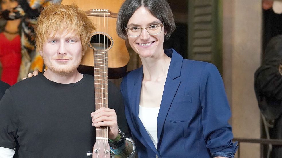 Panoptikums-Chefin Susanne Faerber (rechts) neben der Ed-Sheeran-Figur im Wachsfigurenkabinett in Hamburg. Foto: dpa/Marcus Brandt