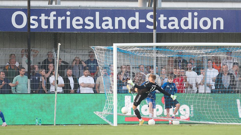Kickers-Torhüter Marcel Bergmann ließ nach dem 0:1 Frust raus.Fotos: Jens Doden