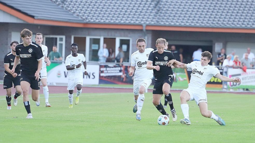 Mitte der vergangenen Woche lieferten sich Aurich (weiße Trikots) und Großefehn einen torreichen Pokalkampf. Am Sonntag mussten beide Formationen in der Bezirksliga auswärts ran. Dort verpassten sowohl die SpVg als auch der SVG einen Dreier. Foto: Wilfried Gronewold