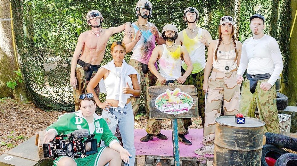 Die Crew von „Players of Ibiza“: Toni (Paula Goos), Anthony (Emil Belton), Amelie (Larissa Sirah Herden), Marvin (Charles Booz Jakob), Abdel (Arman Kashani), Jeppe (Sammy Scheuritzel), Shirin (Altine Emini), Tim (Bruno Alexander, v. l .n .r) Foto: NDR