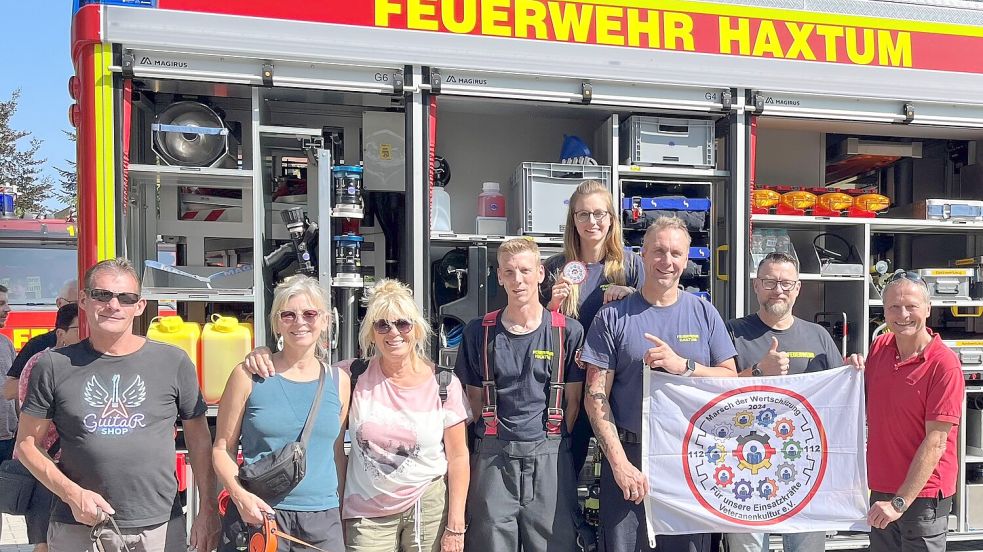 Beim Tag der Offenen Tür der Feuerwehr Haxtum zeigten die Organisatoren des Marsches der Wertschätzung das neue Patch. Foto: privat