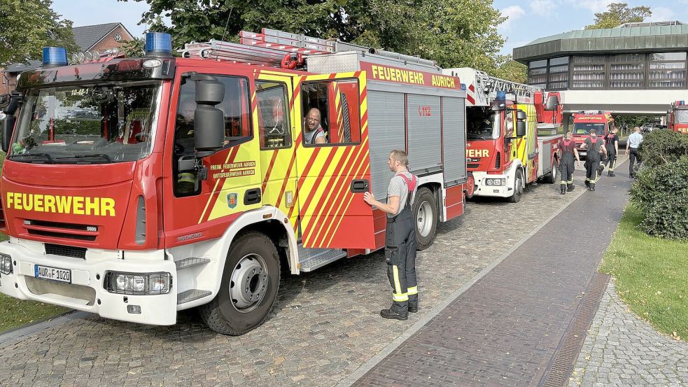 Mit fünf Wagen war die Auricher Feuerwehr zum Rathaus gekommen. Foto: Heino Hermanns