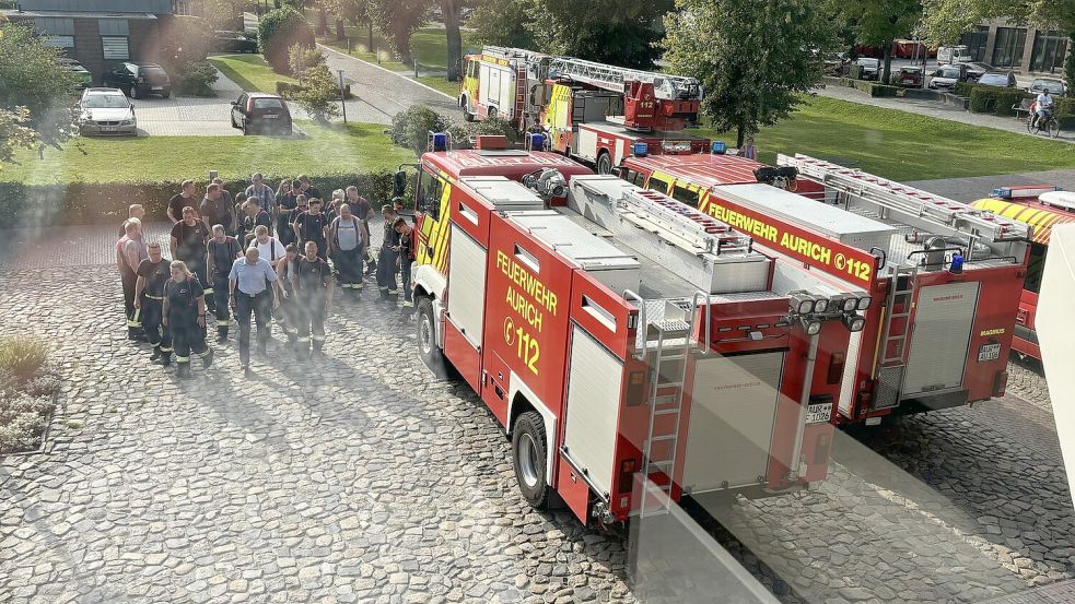 Interessenvertretung mit roten Autos: Die Feuerwehr stand am Donnerstag auf dem Bürgermeister-Hippen-Platz. Foto: Heino Hermanns