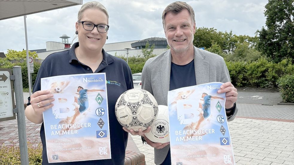 Inga Graber und Thomas Helmer haben das Beachsoccer-Turnier für Norddeich organisiert. Foto: Rebecca Kresse