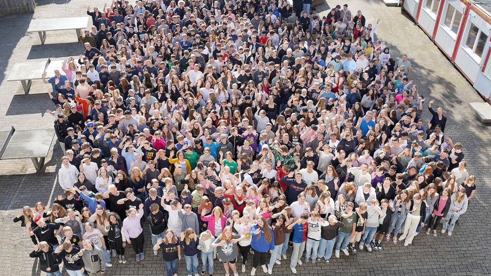 Fast alle Schüler und Mitarbeiter der KGS Großefehn posieren für das Foto, das auch die Festschrift zieren wird. Foto: KGS Großefehn