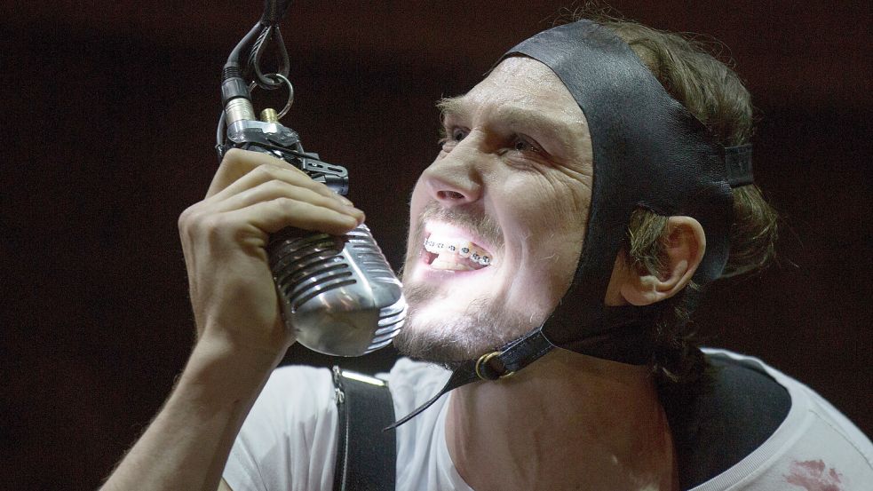 Richard III. (hier dargestellt von Lars Eidinger) hatte eine kurze Regentschaft – und eine unrühmliche Grabstätte. Die ganze Geschichte – unglaublich. Foto: dpa