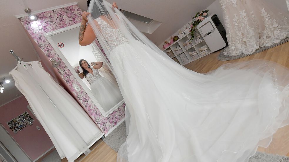 Drei Lagen Tüll, eine Lage Satin − in diesem Kleid kann sich Patricia Dürschlag sehen lassen. Fotos: Ortgies
