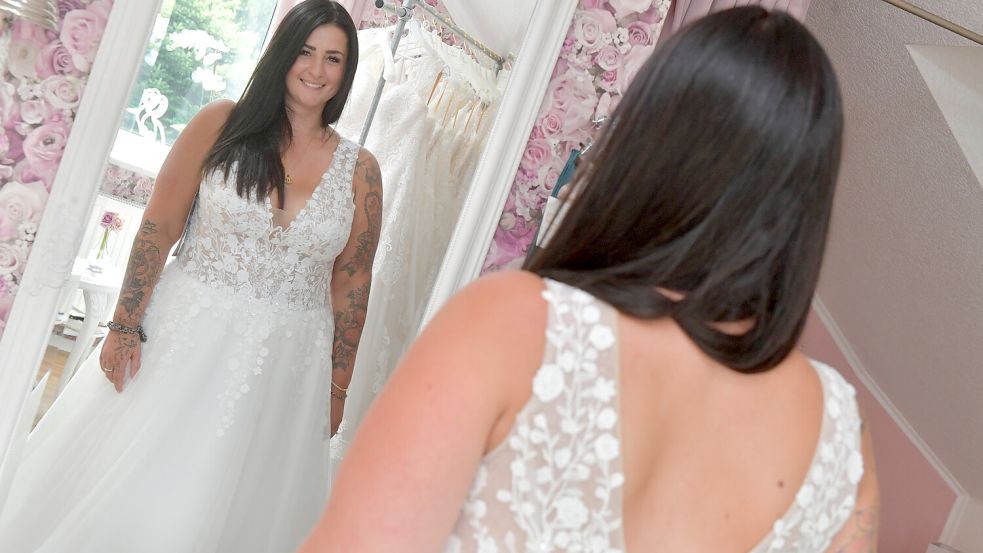 Patricia Dürschlag fühlt sich in ihrem Brautkleid sehr wohl.