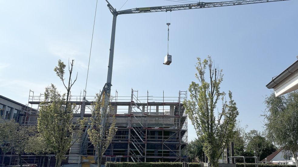 Der Anbau der KGS Großefehn, hier eine Aufnahme von der Baustelle im August, ist einer der größten Ausgaben im Investitionshaushalt der Gemeinde. Foto: Christin Wetzel