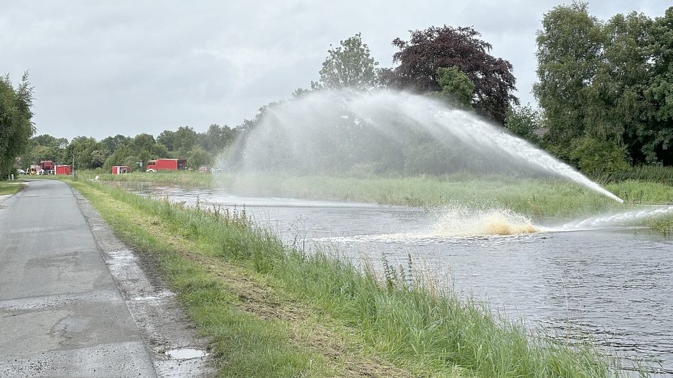 In Moordorf wurden an zwei Stellen viele Liter Wasser aus kleineren Gräben in den Ringkanal gepumpt. Ebenso in Theene. Foto: Karin Böhmer