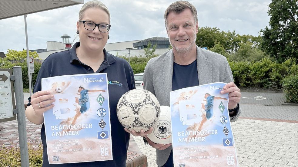Inga Graber und Thomas Helmer haben das Beachsoccer-Turnier für Norddeich organisiert. Foto: Rebecca Kresse